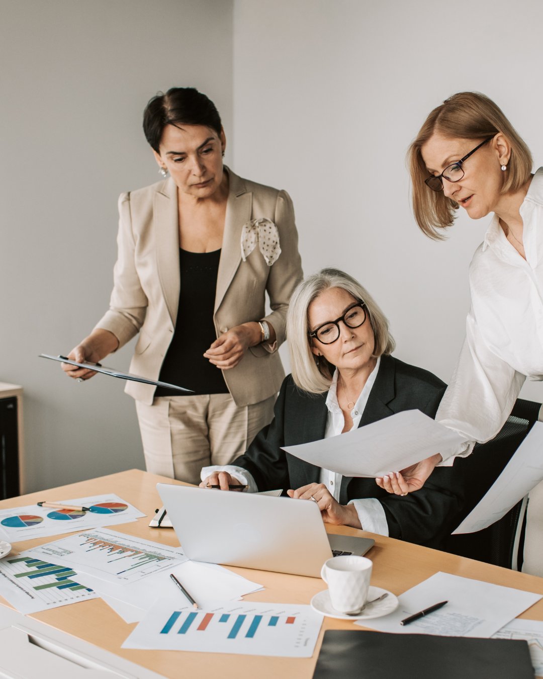 Equipe analisando indicadores estratégicos