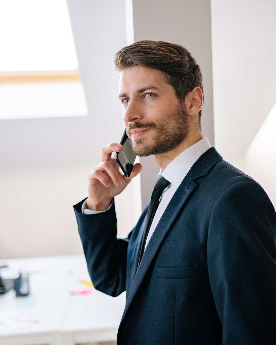 Reunião estratégica com gráficos de mercado